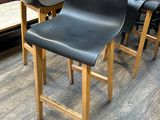 un grand nombre de chaises dans une pièce