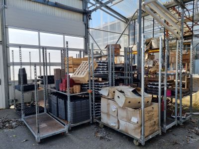 de nombreuses boîtes et caisses dans un vaste entrepôt