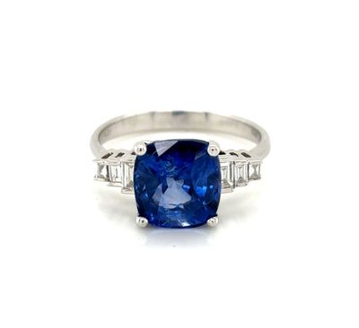 gros plan d'une bague en saphir bleu et diamant sur fond blanc