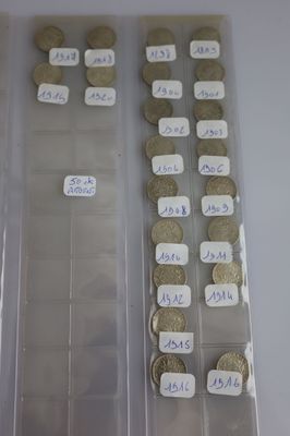 beaucoup de pièces de monnaie rangées dans un récipient en plastique