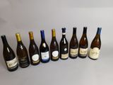 plusieurs bouteilles de vin sont alignées sur une table