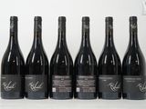 six bouteilles de vin rouge sont alignées sur une table