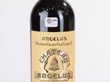 une bouteille de vin posée sur une table