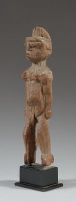 statue d'un homme coiffé d'un chapeau, posée sur un socle noir