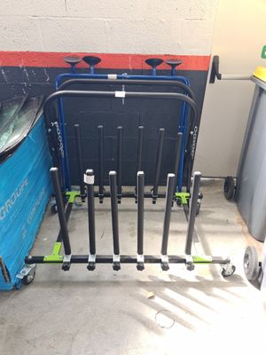 un porte-vélos posé à côté d'une poubelle