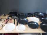 de nombreuses casseroles et poêles posées sur une table