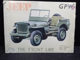 une photo d'une jeep militaire exposée dans une vitrine