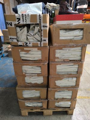 plusieurs cartons empilés les uns sur les autres dans un entrepôt