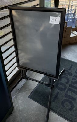 une enseigne placée devant une vitrine