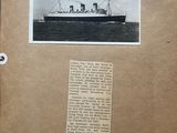 une vieille photo d'un bateau sur l'eau, tirée d'un livre