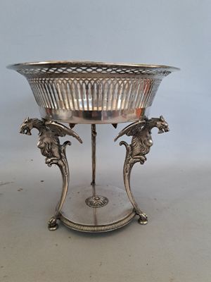 une image représentant une assiette en argent sur laquelle figurent deux oiseaux