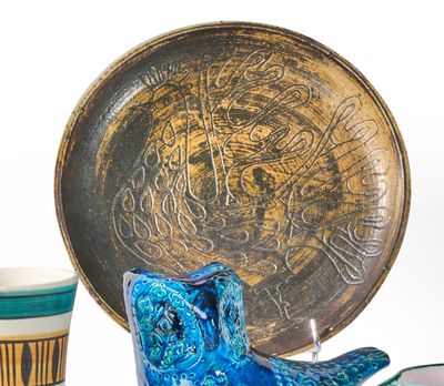 PLAT en terre chamottée à décor gravé dans le bassin d'un co…