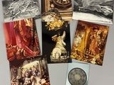 six cartes postales représentant des tableaux où l'on voit une femme et une horloge dans une pièce