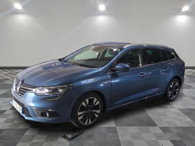 une voiture bleue est garée sur le sol à carreaux d'un garage