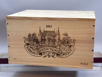 une image représentant une boîte en bois sur laquelle figure l'illustration d'un château