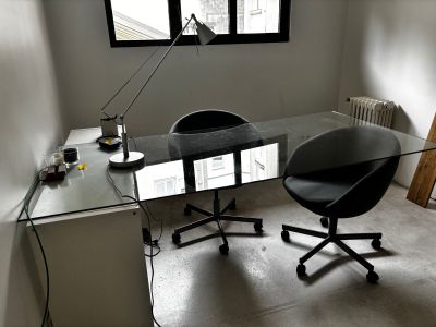 un bureau avec une chaise et une lampe dans une pièce