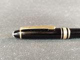 a pen that is sitting on a table