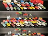 de nombreux types de voitures-jouets dans une vitrine