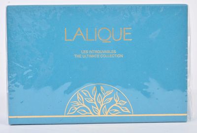 un gros plan d'une boîte bleue sur laquelle est représenté un arbre