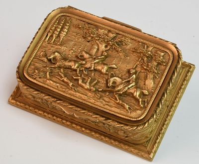 petite boite en bronze doré à riche décore en relief d'une c…