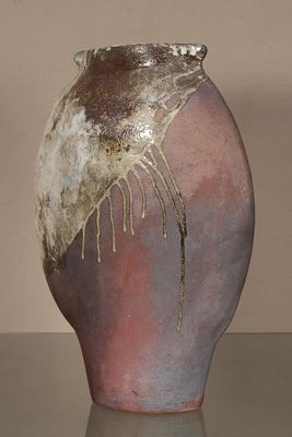 un vase orné d'une grande œuvre d'art