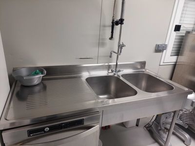 un évier et un lave-vaisselle dans une petite cuisine