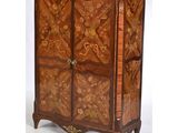 une image représentant une armoire ornée d'un motif floral