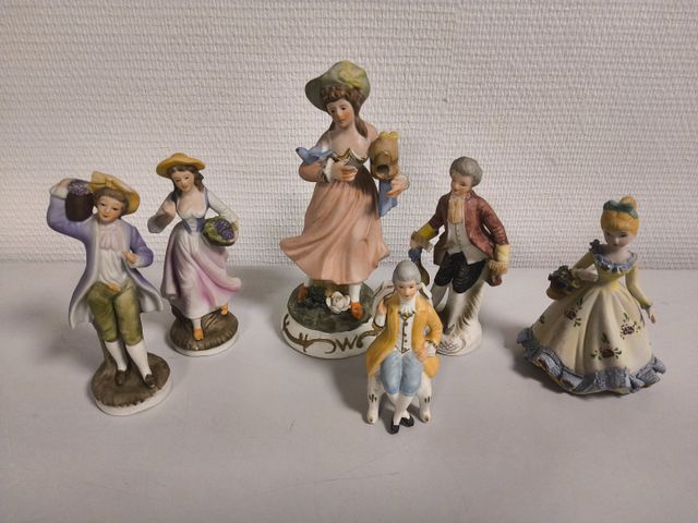 Lot de 6 figurines de vitrine en biscuit polychrome