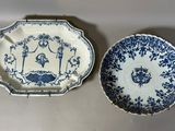 deux assiettes bleues et blanches posées sur une table