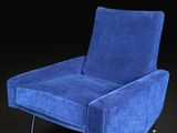 une chaise bleue sur fond noir, avec un fond noir