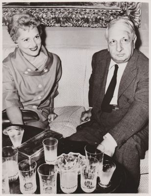 Photographe inconnu. Le peintre Giorgio di Chirico avec l'ac…