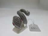 bague en argent sertie de diamants noirs et blancs, avec une étiquette de prix sur un fond blanc