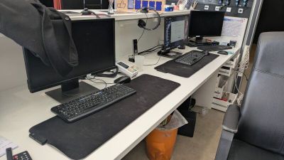 un bureau d'ordinateur équipé d'un clavier et d'un écran