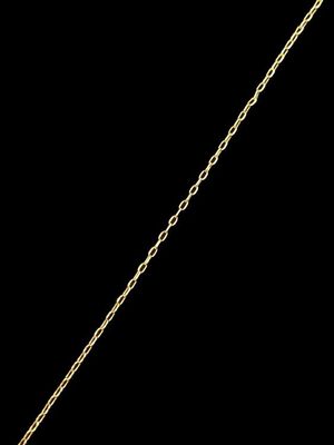 un gros plan d'un collier avec une chaîne en or sur fond noir
