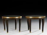 paire de tables d'appoint rondes avec des pieds en laiton