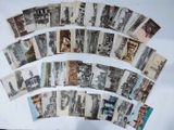 beaucoup de vieilles photos accrochées au mur d'un immeuble