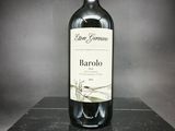 une bouteille de vin posée sur une boîte noire