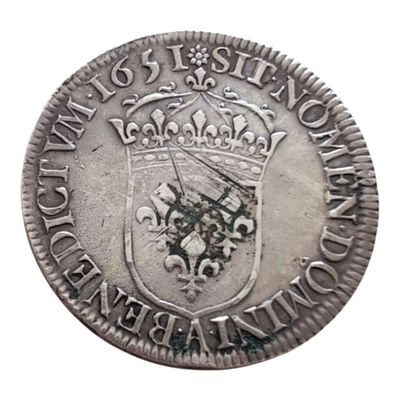 Gros plan sur une pièce d'argent ornée d'une couronne