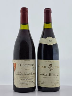 deux bouteilles de vin posées l'une à côté de l'autre sur une table