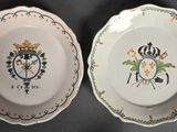deux assiettes avec des motifs différents