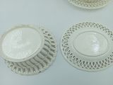 trois assiettes posées sur une table, avec un bol posé dessus