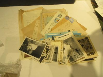 une table sur laquelle sont posées plein de vieilles photos et de lettres