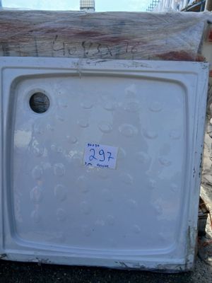 un réfrigérateur blanc qui est posé au bord de la route