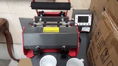 une machine posée sur une table sur laquelle se trouvent deux tasses