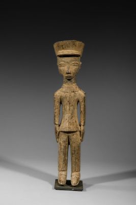 une figurine en bois représentant un homme avec un chapeau sur la tête