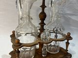 trois vases en verre posés sur un socle en bois