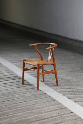 une chaise qui se trouve au milieu d'une pièce