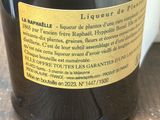 une bouteille de vin posée sur une table, avec une étiquette dessus