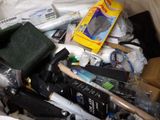une boîte remplie d'objets posés sur le sol