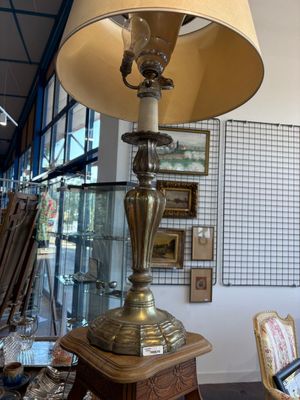 une lampe posée sur une table dans une pièce